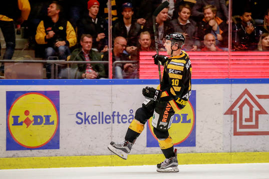 Skellefteås Joakim Lindström jublar