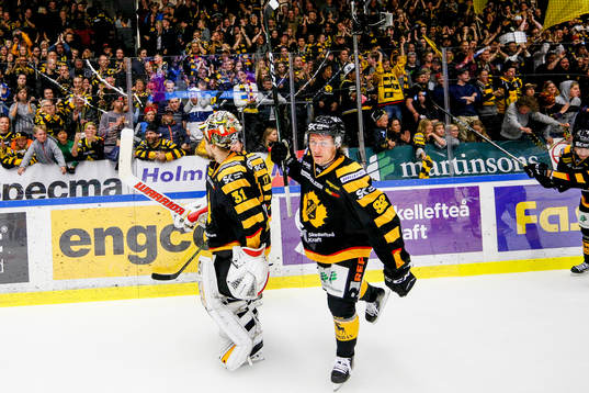 Skellefteås målvakt Joni Ortio och Jesper Olofsson