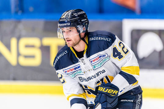 s Dylan Reese värmer upp