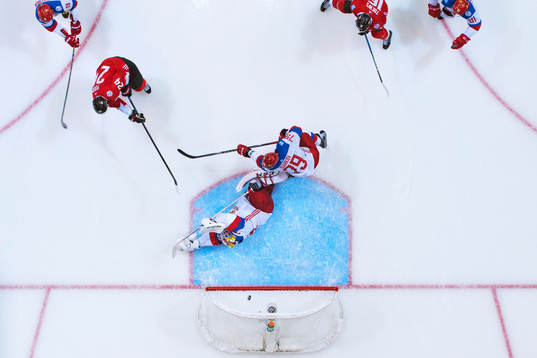 Kanadas Corey Perry gör 4-2 bakom Rysslands målvakt