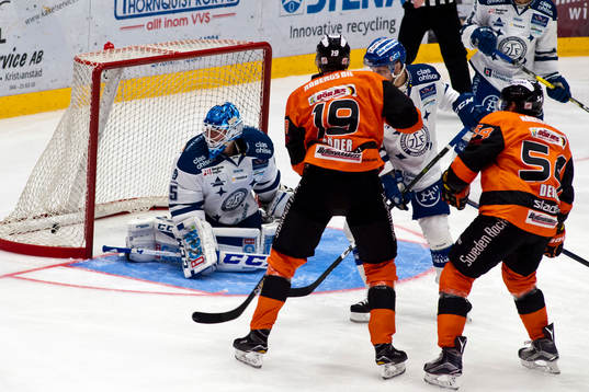 Leksands målvakt Atte Engren följen pucken med blicken