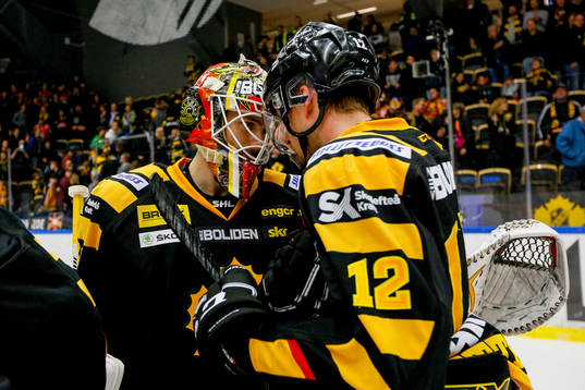 Skellefteås målvakt Joni Ortio och Adam Pettersson  jublar