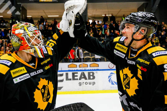 Skellefteås målvakt Joni Ortio och Jimmie Ericsson jublar