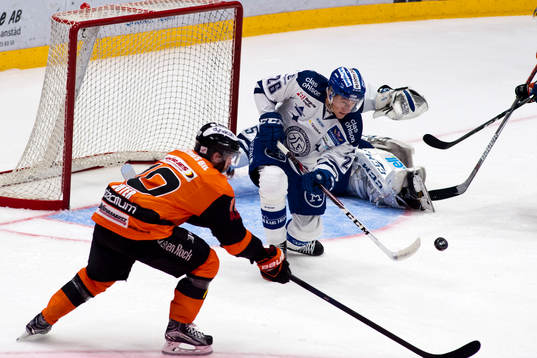 Leksands Patrik Norén  rensar undan