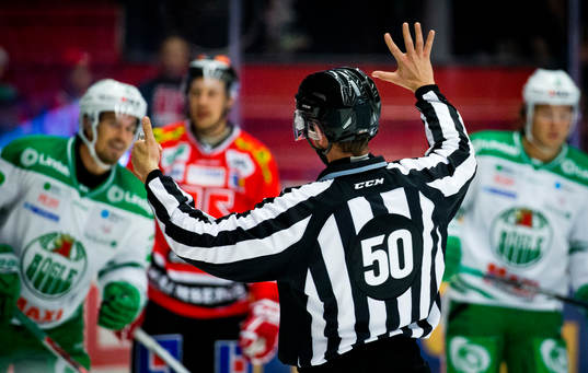 Linjedomare Jimmy Dahmén visar att Örebro är sex man på
