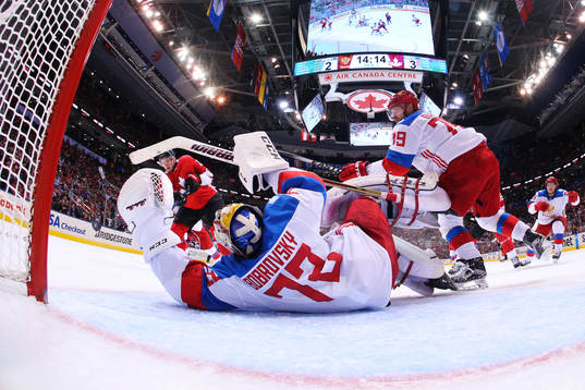 Kanadas Corey Perry gör 4-2 bakom Rysslands målvakt