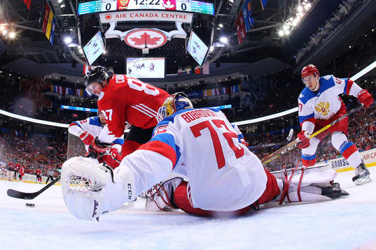 Kanadas Sidney Crosby gör 1-0 bakom Rysslands målvakt