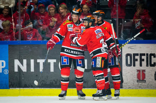 Örebros Tom Wandell gör 3-1 och jublar med Daniel Viksten