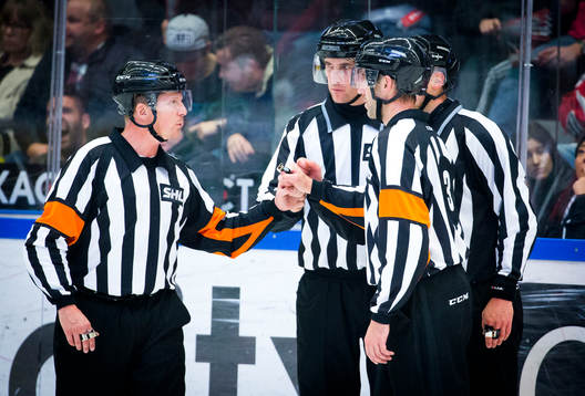 Domare Linus Öhlund och Domare Linus Öhlund gör fistbump