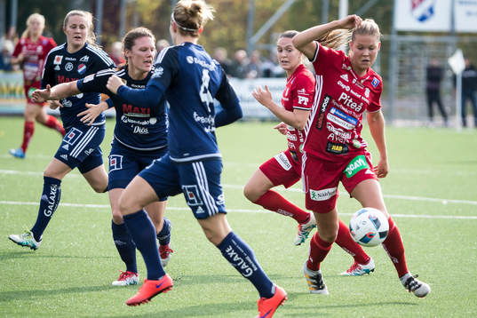 Kamp om bollen i fotbollsmatchen i  damallsvenskan mellan