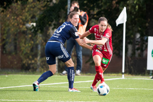 Kamp om bollen i fotbollsmatchen i  damallsvenskan mellan