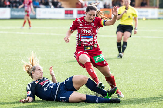 Kvarnsvedens Meghan Toohey i kamp om bollen med Piteås