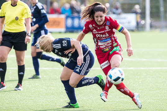 Kvarnsvedens Meghan Toohey i kamp om bollen med Piteås