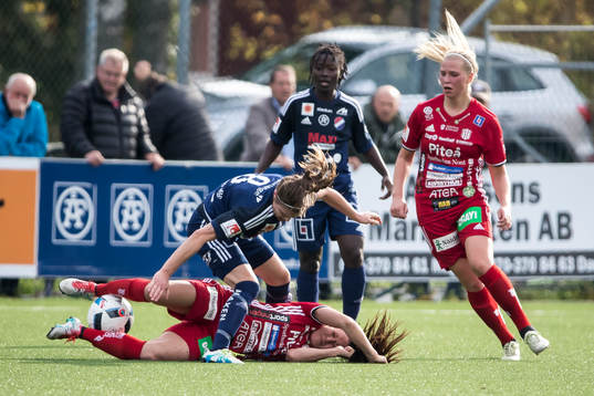 Kamp om bollen i fotbollsmatchen i  damallsvenskan mellan