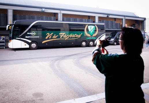 Färjestadssupporter tar kort på Färjestads spelarbuss