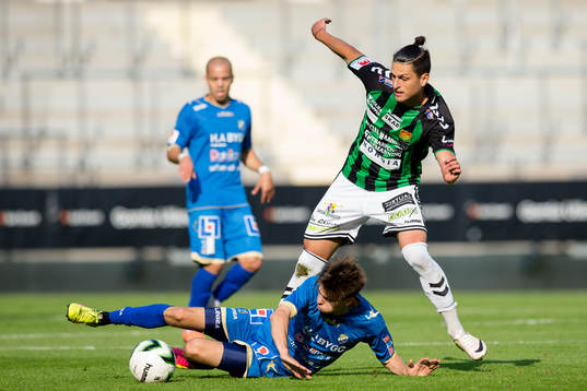 Ljungskiles Peter Sörensen Nergaard vinner boll mot GAIS