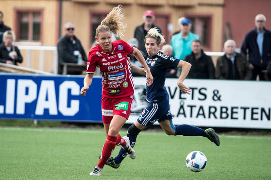 Kamp om bollen i fotbollsmatchen i  damallsvenskan mellan