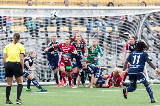 Chans framför Kvarnsvedens mål i fotbollsmatchen i