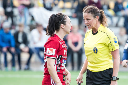Piteås June Pedersen i samtal med domare Annika Andric i