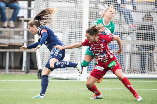 Chans framför Kvarnsvedens målvakt Adelaide Gay Denise