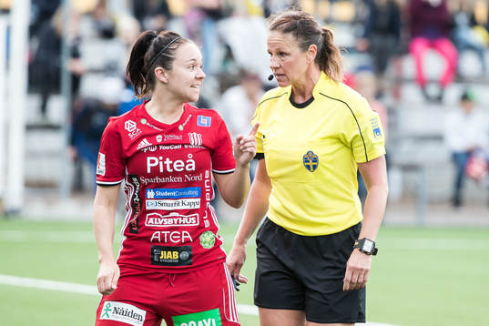 Piteås June Pedersen i samtal med domare Annika Andric i