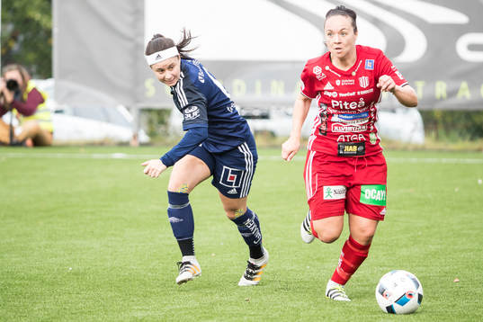 Kamp om bollen Piteås June Pedersen Kvarnsvedens Frida