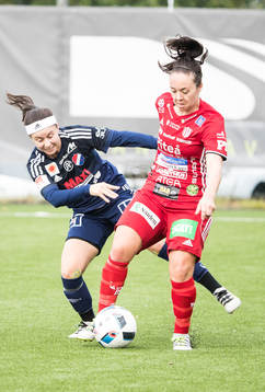 Kamp om bollen Piteås June Pedersen Kvarnsvedens Frida