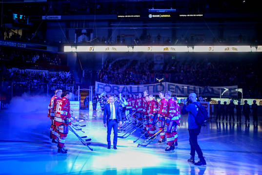Magnus Johansson hyllas innan ishockeymatchen i SHL mellan