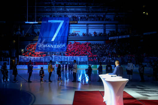 Magnus Johansson hyllas innan ishockeymatchen i SHL mellan