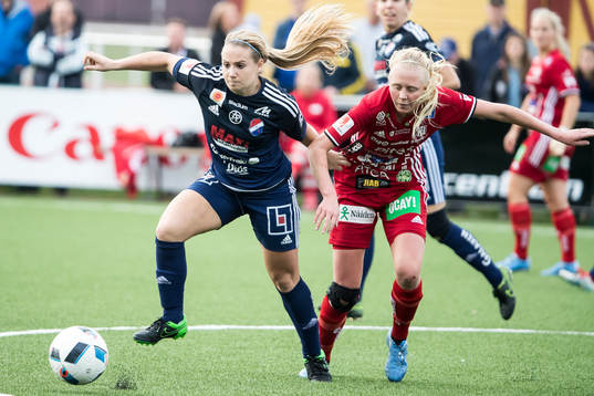 Kvarnsvedens Megan Toohey i kamp om bollen med Piteå