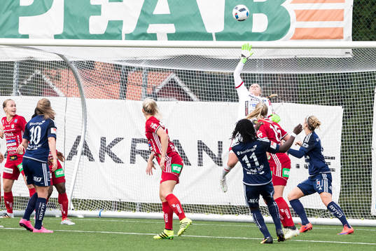 Räddning av Piteås målvakt Hilda Carlén  i