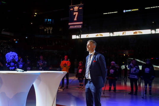 Magnus Johansson ser sin tröja hissas innan