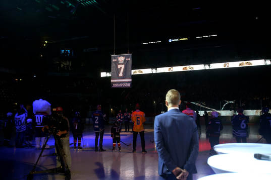 Magnus Johansson ser sin tröja hissas innan