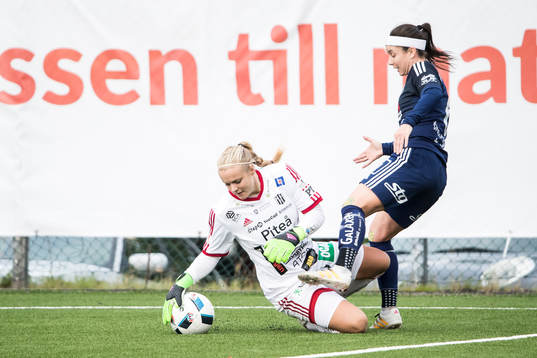 Räddning av Piteås målvakt Hilda Carlén Kvarnsvedens