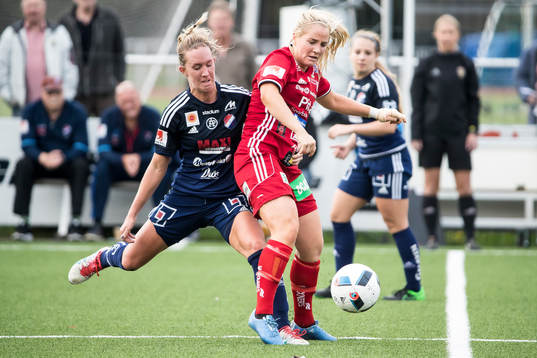 Kamp om bollen i fotbollsmatchen i  damallsvenskan mellan
