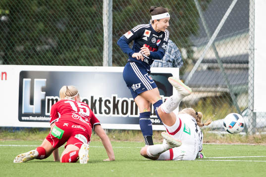 Räddning av Piteås målvakt Hilda Carlén Kvarnsvedens