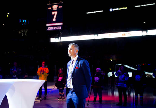 Magnus Johansson får sin tröja hissad
