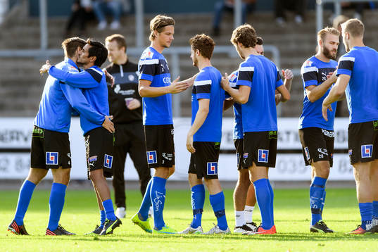 Halmstads spelare före fotbollsmatchen i Superettan mellan