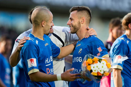 Ljungskiles Admir Bajrovic omfamnas av Ahmed El-Amrani och