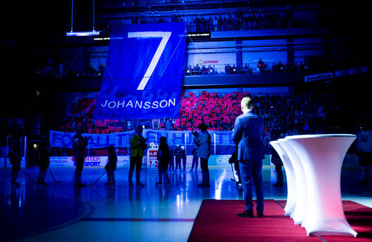 Magnus Johansson får sin tröja hissad