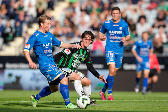Ljungskiles David Frölund före GAIS Robin Book på bollen
