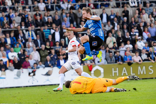 Assyriskas målvakt Robin Malmkvist räddar framför