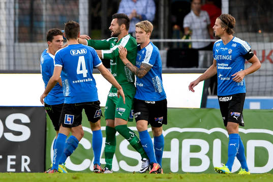 Halmstads målvakt Stojan Lukic har precis räddat en
