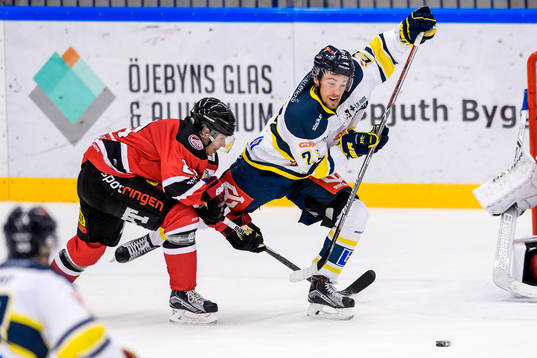 Piteås Alexander Forsberg försöker stoppa Sundsvalls