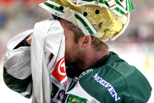 Färjestads målvakt Lars Haugen deppar