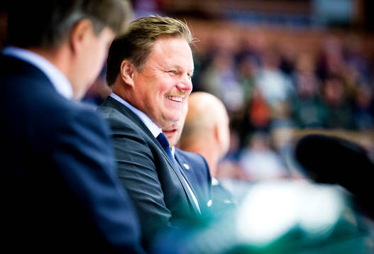 Färjestads Tränare Leif Carlsson skrattar och är glad