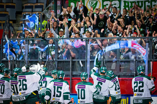 Färjestadsspelarna jublar med fansen