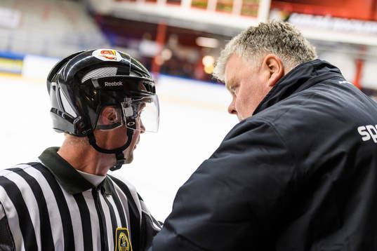 Domare Tomas Öberg pratar med Piteås huvudtränare Rolf