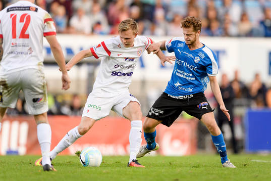 Assyriskas Tim Söderström och Halmstads Rebin Asaad