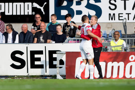 Assyriskas Mattias Genc har gjort 0-1 och omfamnar tränare